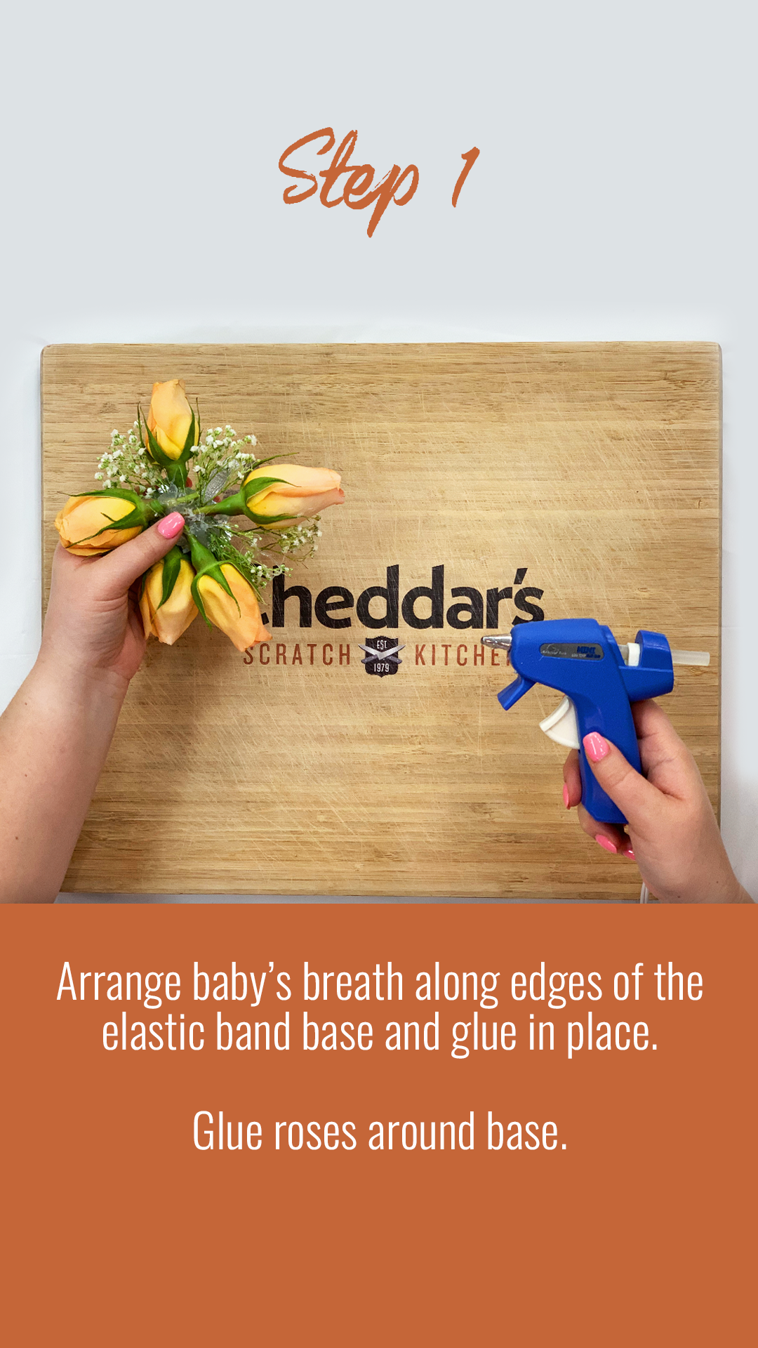 Step 1: Arrange baby’s breath along edges of the elastic band base and glue in place.